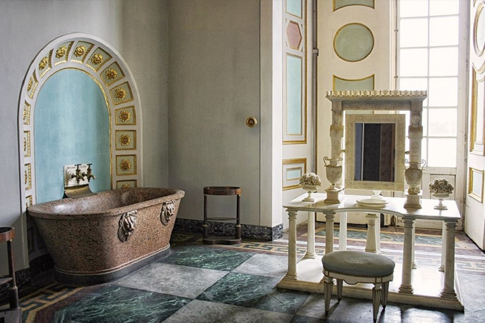 Reggia di Caserta: nelle sale da bagno della Regina una vasca da bagno in granito e una pregiatissima toeletta decorata.