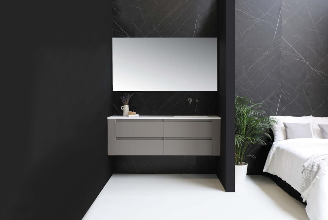 Composizione arredo bagno con lavabo integrato e colonne laterali grigio opaco