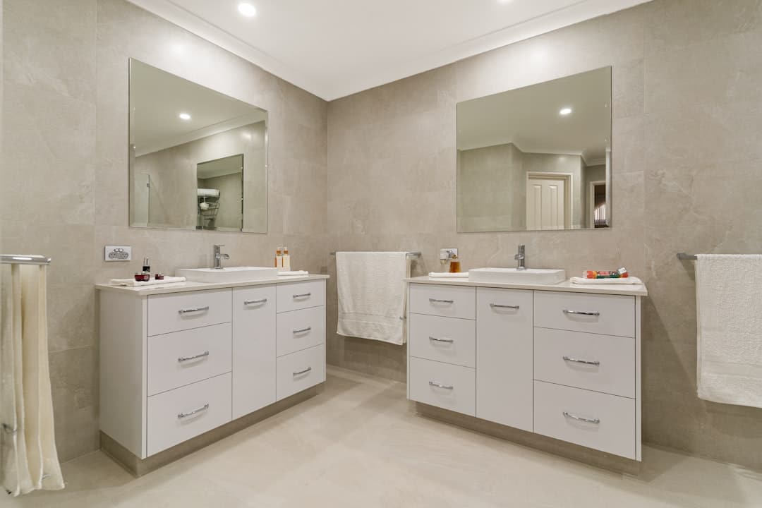 Mobile bagno economico bianco lucido con lavabo tondo in esposizione