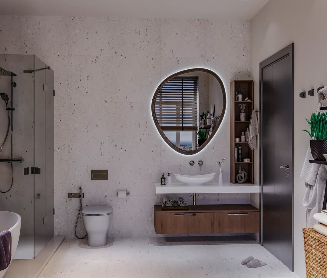 Specchiera bagno con illuminazione LED retroilluminata su parete effetto cemento