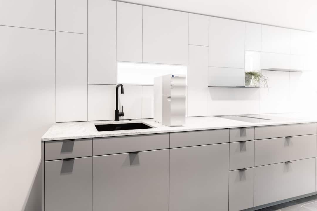 bagno stile nordico scandinavo con mobile rovere sbiancato e rubinetteria nera opaca