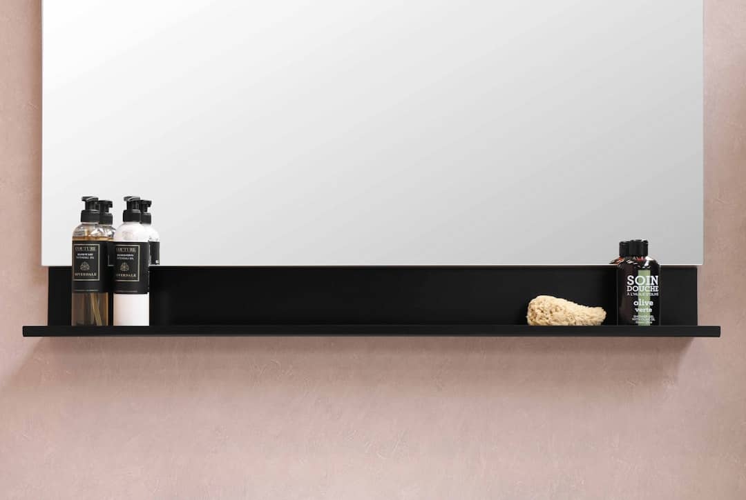 composizione bagno boiserie contenitiva con mensole e accessori integrati in nero opaco