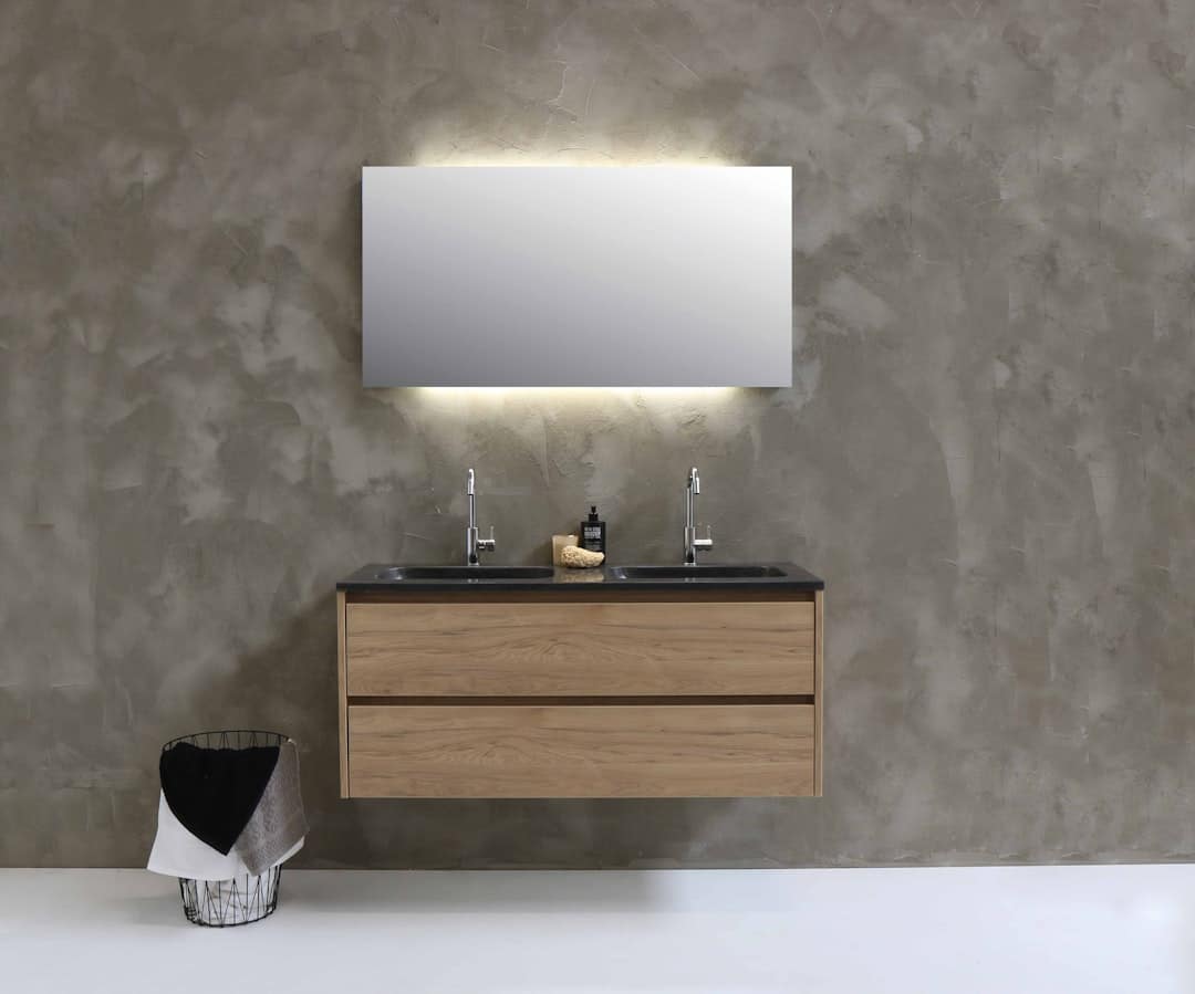 composizione mobile da bagno design italiano con lavabo da appoggio e specchiera retroilluminata