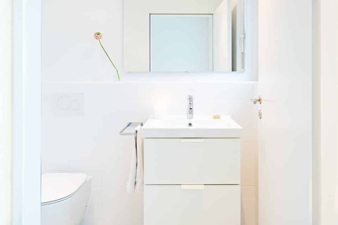 mobile bagno sospeso laccato bianco opaco in bagno piccolo con colonna contenitore