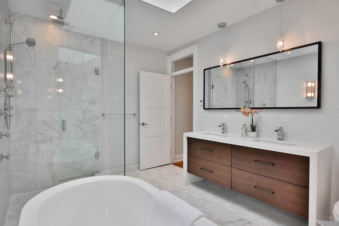 Altezza mobile bagno sospeso da terra: esempio di installazione standard
