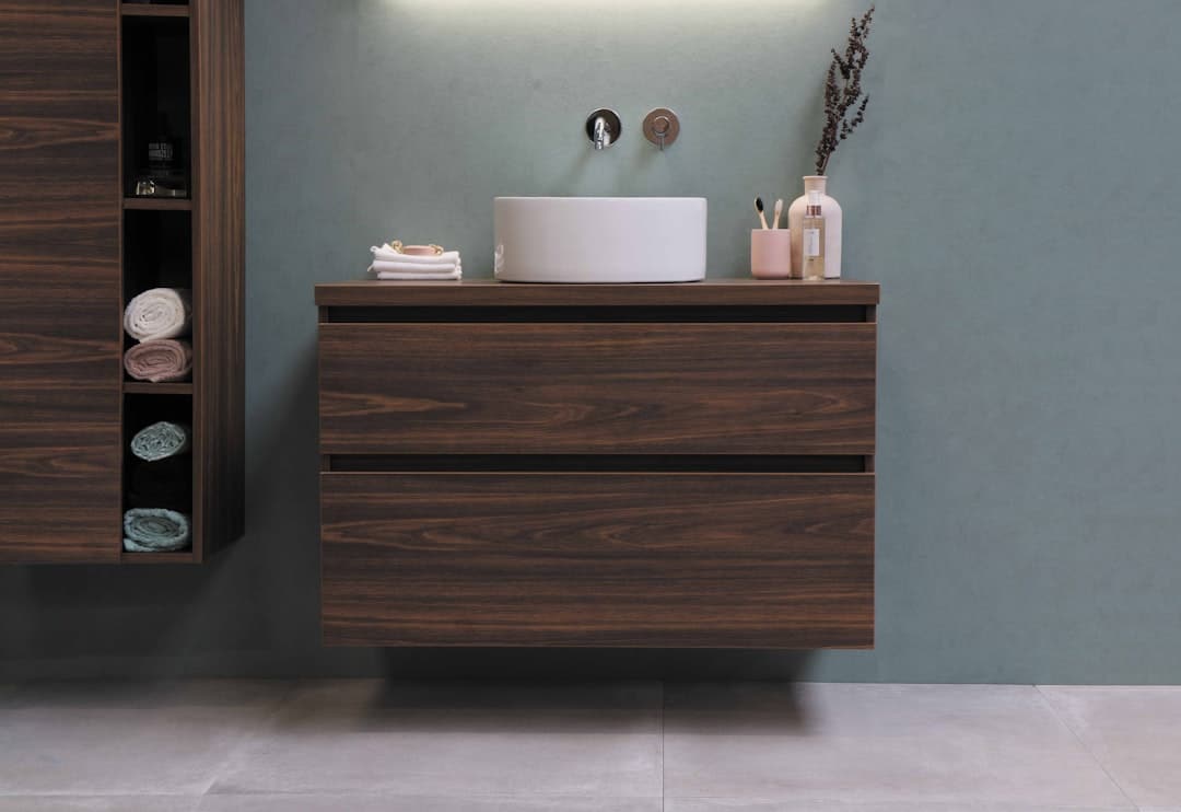 Composizione modulare arredo bagno con mobile base pensile e colonna