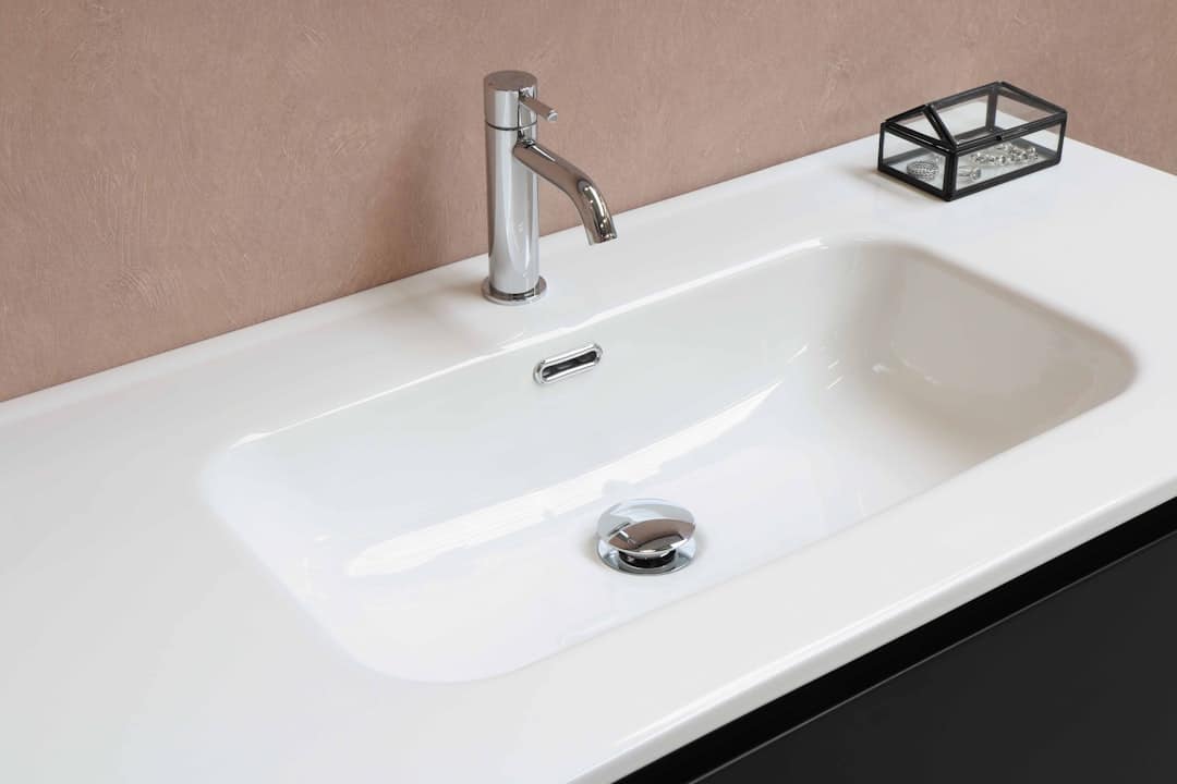 Tipologie di lavabo da bagno a confronto: incasso, appoggio e freestanding