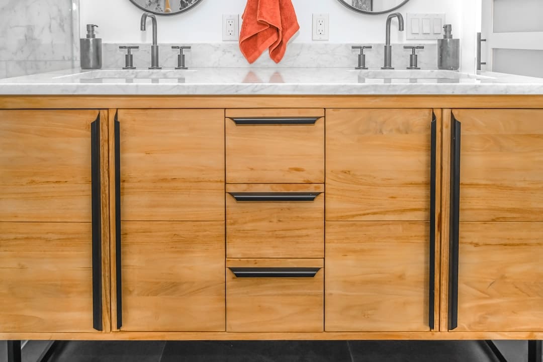 Confronto materiali mobile bagno MDF e legno massello