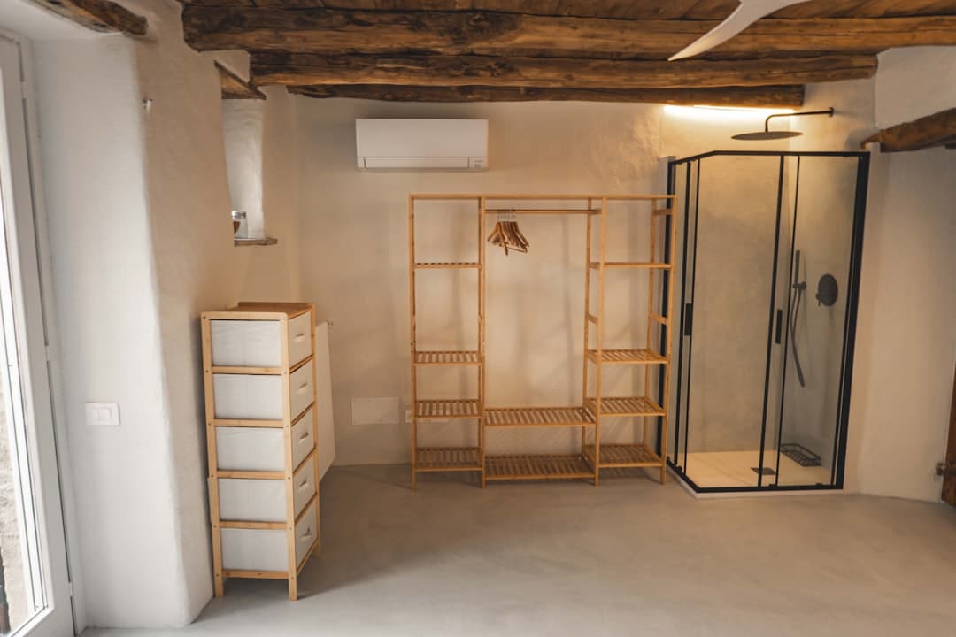 Mobile da bagno sospeso in rovere termocotto con top in pietra