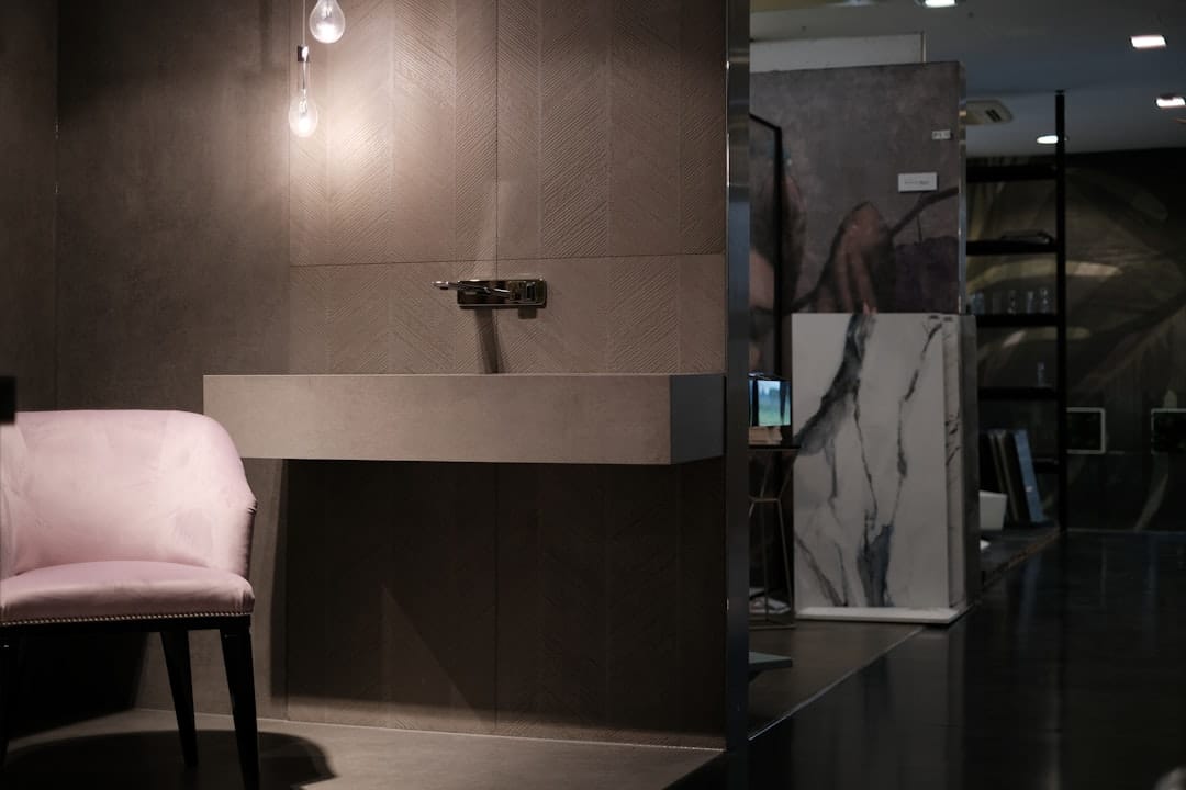Showroom sanitari moderni sospesi in varie finiture esposizione