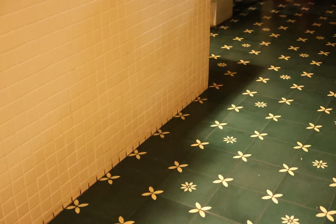 Wc ceramica finitura opaca verde salvia rimless dettaglio bordo sottile