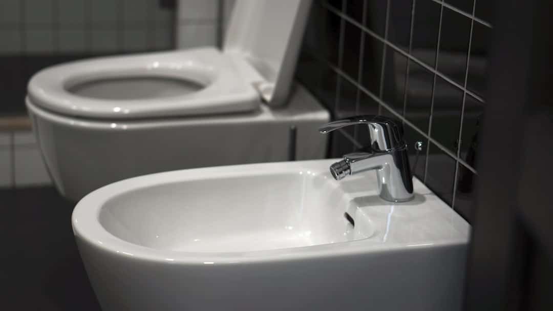 Sanitari moderni sospesi in bagno contemporaneo con gres effetto cemento