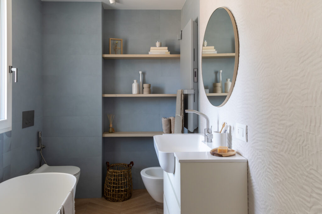 vista bagno moderno con piastrelle 3d bianche e azzurro-grigio