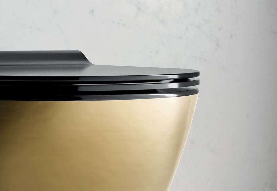 wc oro e nero: Gold di GSI Ceramica, interno nero