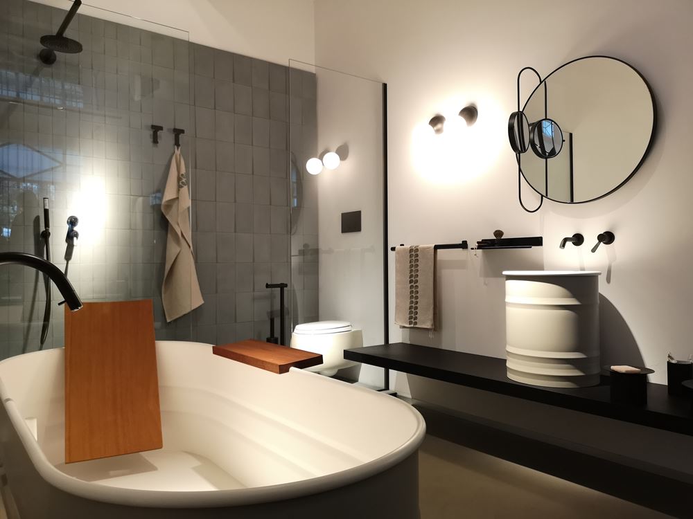 lampade laterali specchio bagno showroom