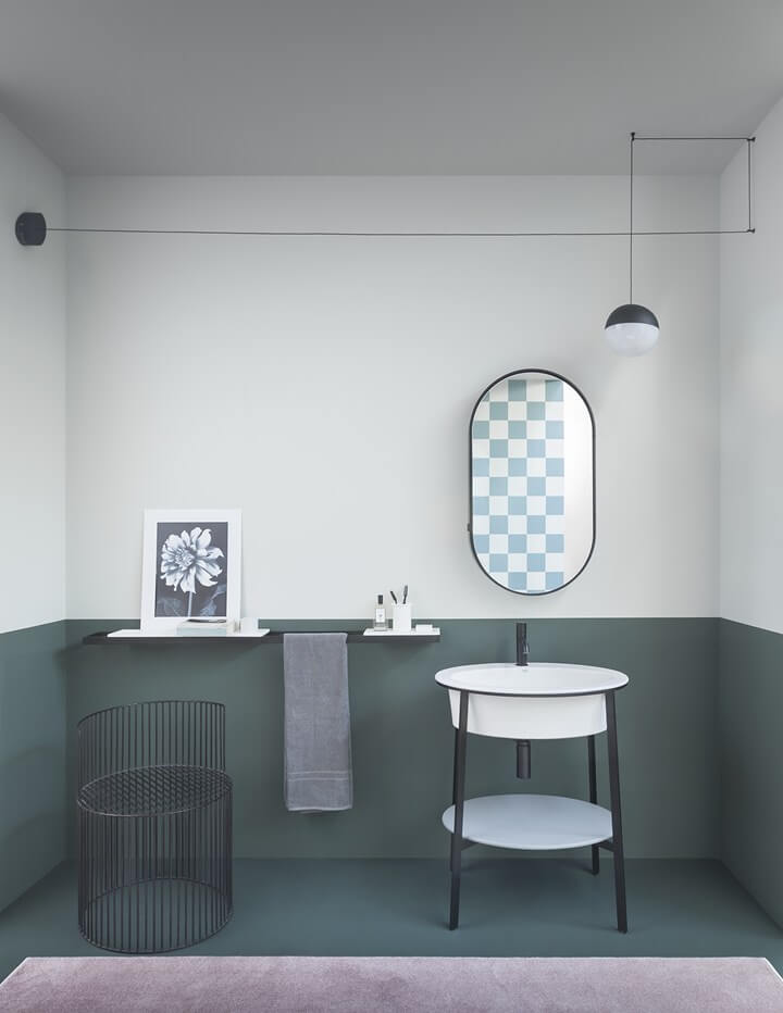 lampada sospesa per bagno Flos su lavabo