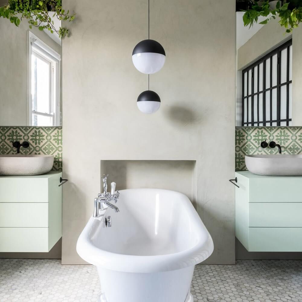 lampada sospesa per bagno Flos su vasca