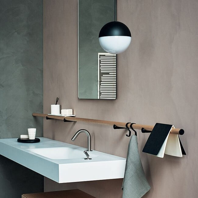 lampada sospesa per bagno Flos su lavabo