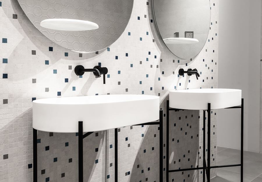 Ciò che ho apprezzato a dismisura è invece la disponibilità di decori offerte da Cocciopesto: Caleido è stato il mio preferito: disponibile in 2 versioni colore, è realizzato grazie alla tecnologia di stampa digitale, riproduce un mix di motivi geometrici con appunto l'effetto materico del cocciopesto. Opera ha invece un'ispirazione neobarocca, e viene realizzato con metalli preziosi e graniglie metallizzate. In due colori, può essere posato a fasce o a quinte. Botanico è il decoro che cavalca invece il trend jungle ormai noto: eleganti motivi floreali sono proposti in due proposte cromatiche. Splendido anche il mosaico proposto per Cocciopesto: tessere spaccate e burattate con inserti colorati in maiolica. Elegantissimo sia da solo che in abbinamento ai fondi dello stesso colore (i mosaici, su rete quadrata da 40, sono disponibili in tutti i colori della collezione).
