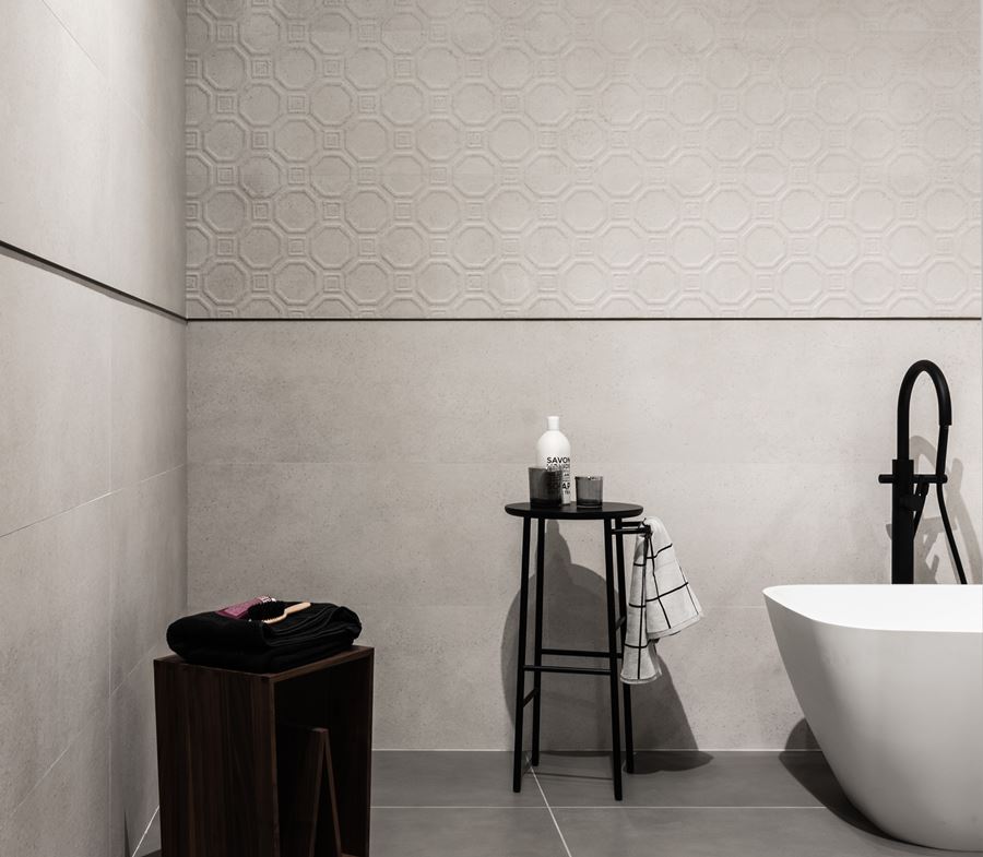 Ciò che ho apprezzato a dismisura è invece la disponibilità di decori offerte da Cocciopesto: Caleido è stato il mio preferito: disponibile in 2 versioni colore, è realizzato grazie alla tecnologia di stampa digitale, riproduce un mix di motivi geometrici con appunto l'effetto materico del cocciopesto. Opera ha invece un'ispirazione neobarocca, e viene realizzato con metalli preziosi e graniglie metallizzate. In due colori, può essere posato a fasce o a quinte. Botanico è il decoro che cavalca invece il trend jungle ormai noto: eleganti motivi floreali sono proposti in due proposte cromatiche. Splendido anche il mosaico proposto per Cocciopesto: tessere spaccate e burattate con inserti colorati in maiolica. Elegantissimo sia da solo che in abbinamento ai fondi dello stesso colore (i mosaici, su rete quadrata da 40, sono disponibili in tutti i colori della collezione).