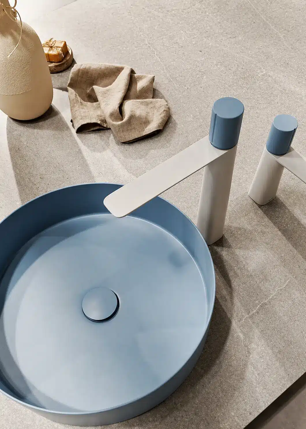 lavabo azzurro con rubinetto con manopola azzurra