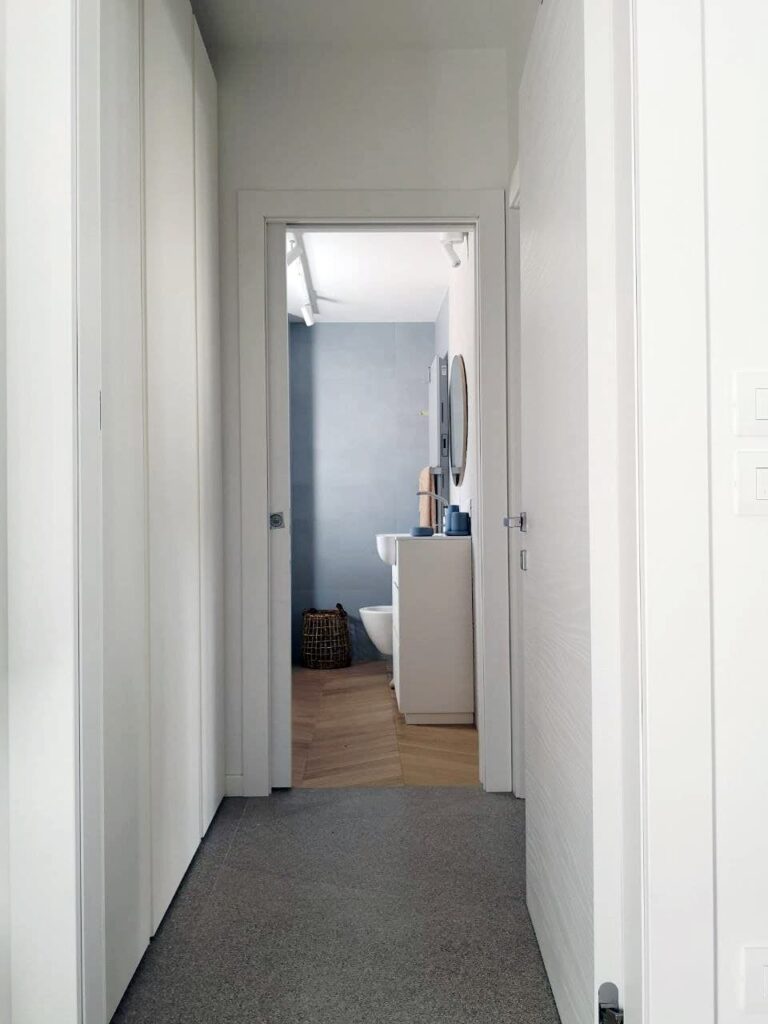 antibagno con armadio lavanderia e lavatrice