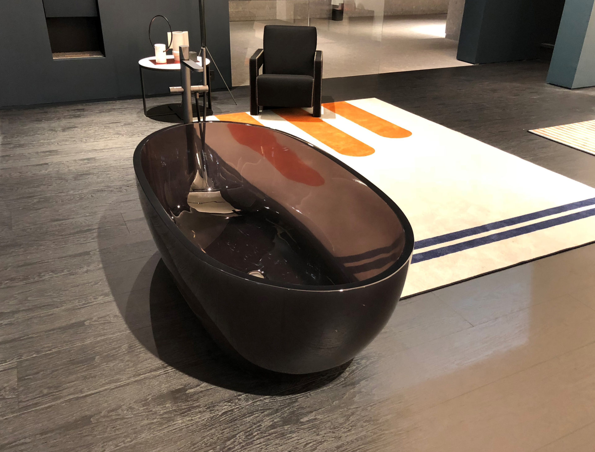 Reflex | Vasca freestanding trasparente in resina colorata, design Antoniolupi