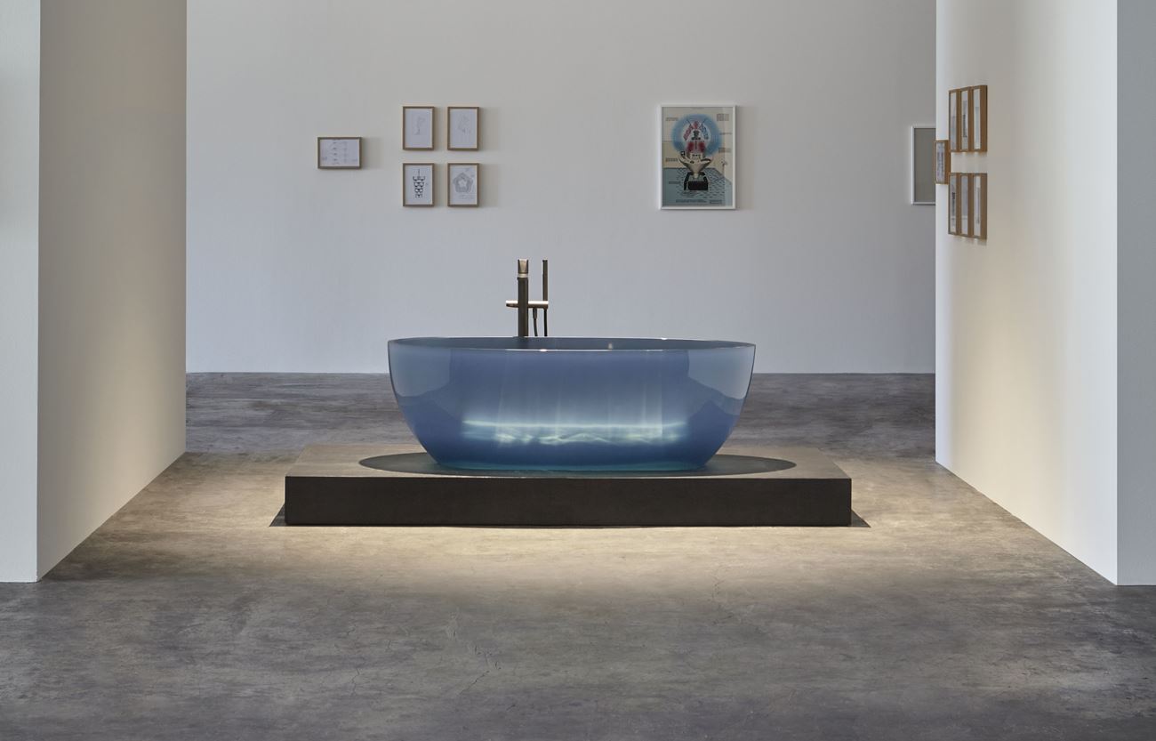 Reflex | Vasca freestanding trasparente in resina colorata, design Antoniolupi
