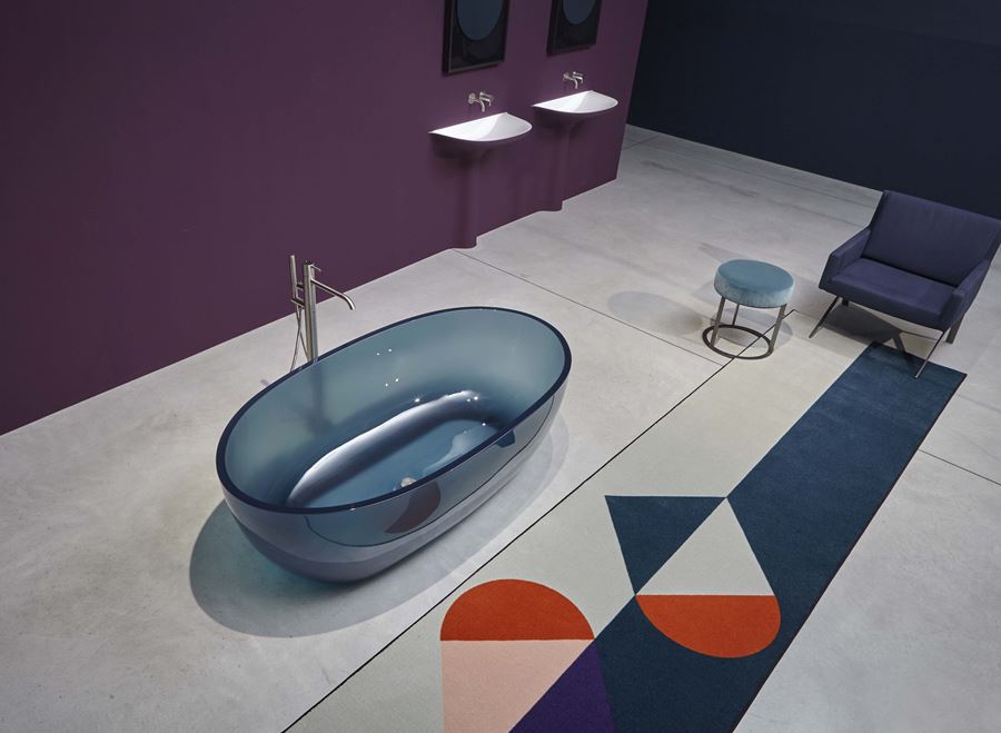 Reflex | Vasca freestanding trasparente in resina colorata, design Antoniolupi