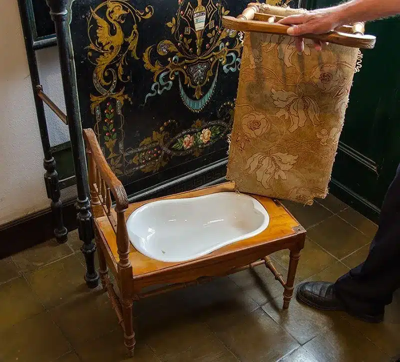 bidet del XIX secolo esposto al museo argentino Carmen de Patagones