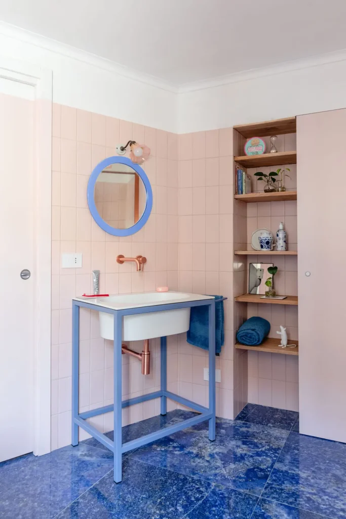 struttura lavabo su misura blu pervinca rivestimento bagno rosa cipria e mattonelle blu a pavimento