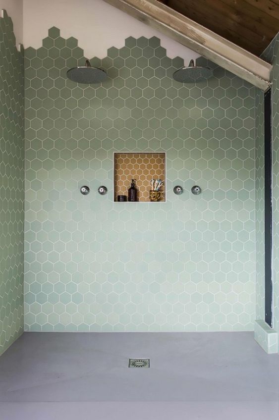 DOCCIA di un bagno per la casa al mare verde acqua