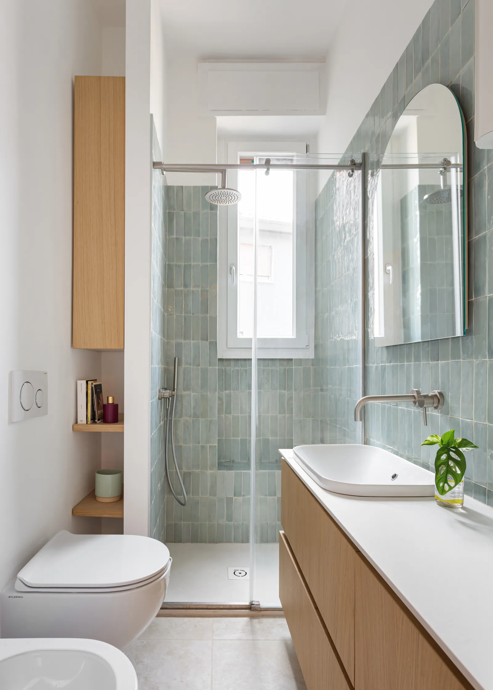 bagno piccolo con finestra nella doccia