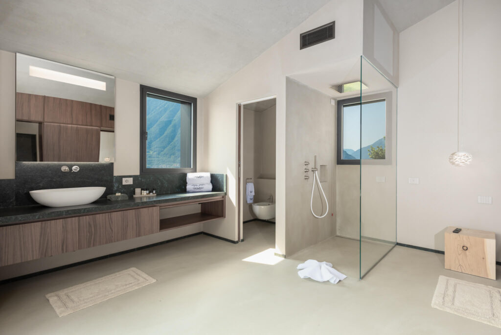bagno con due finestre in alluminio