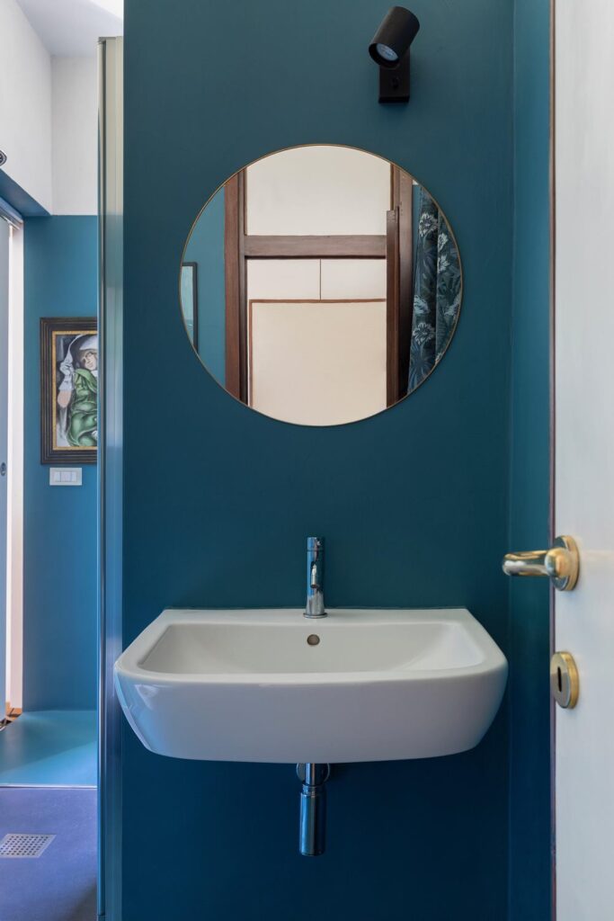 bagno in resina blu