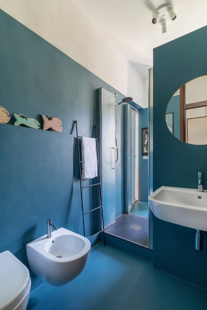 bagno in resina blu