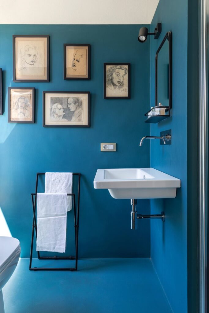 bagno in resina blu