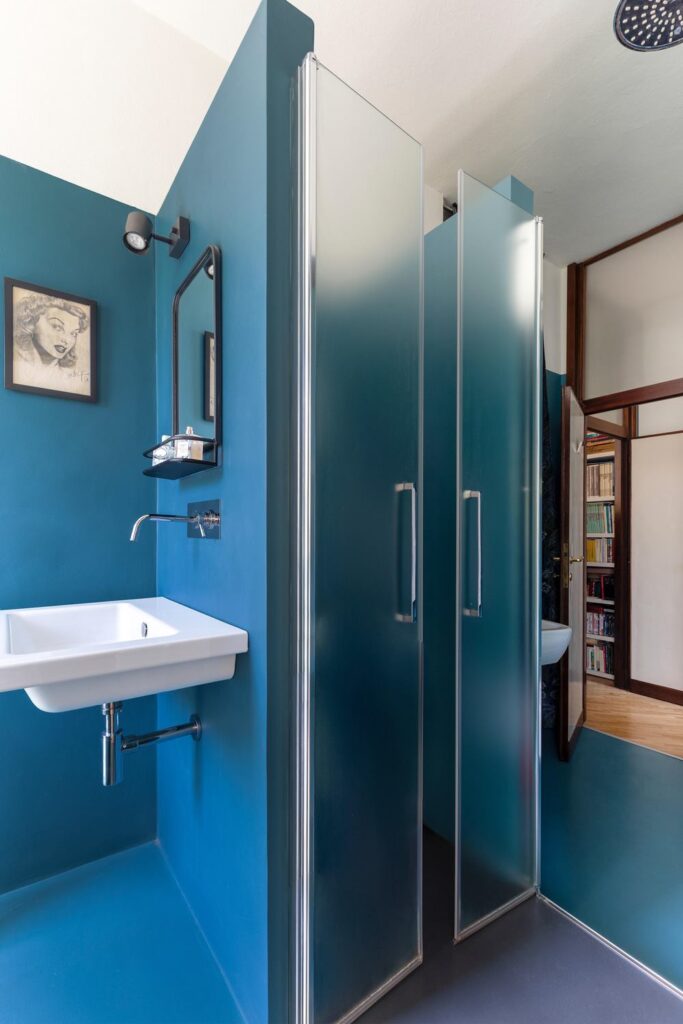 bagno in resina blu