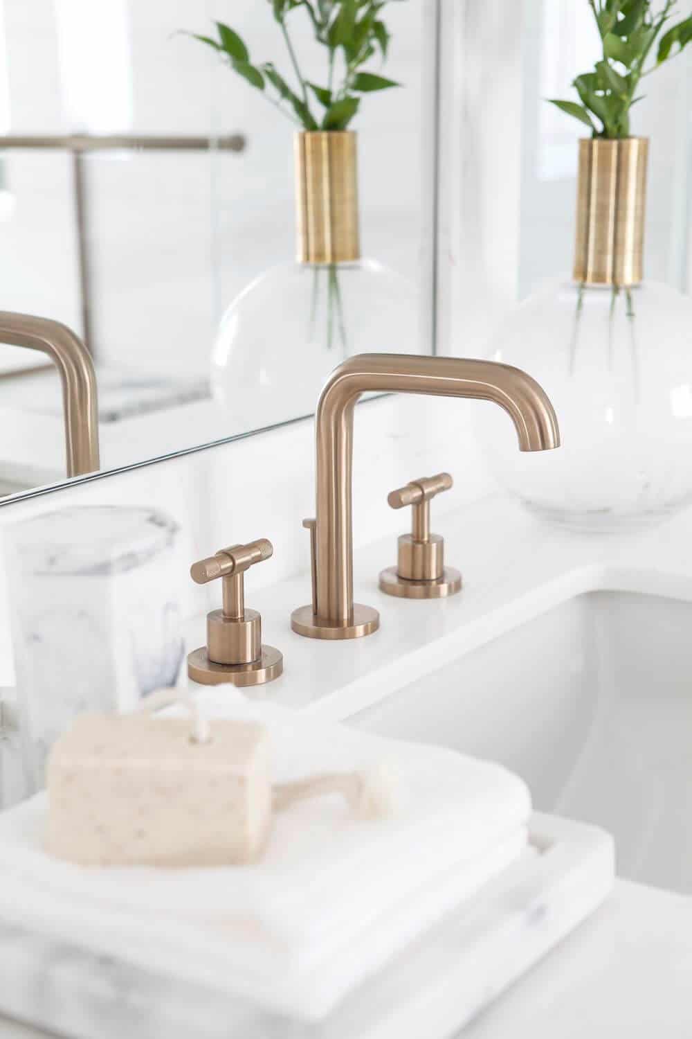 bagno in marmo e ottone