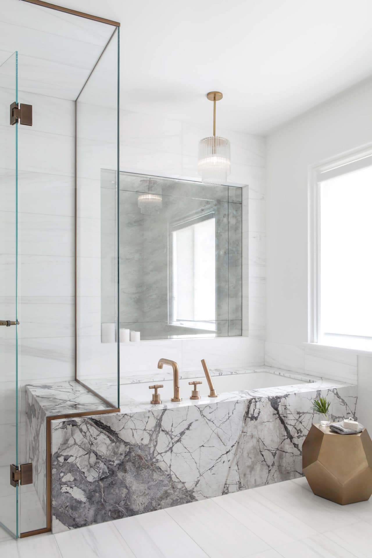 bagno in marmo e ottone