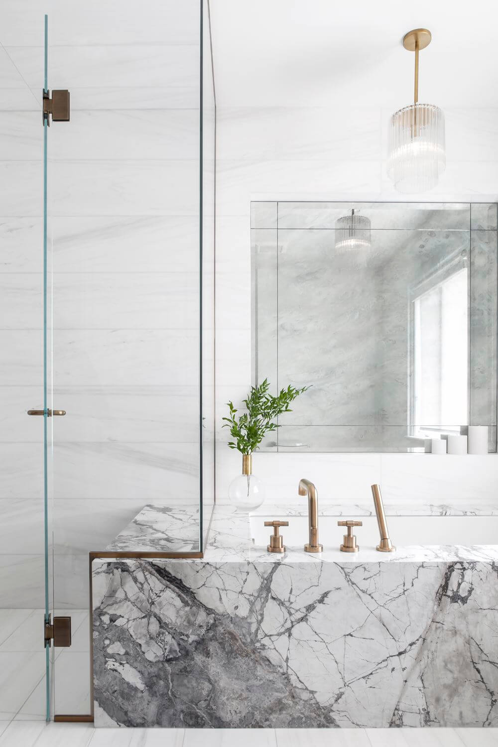 bagno in marmo e ottone