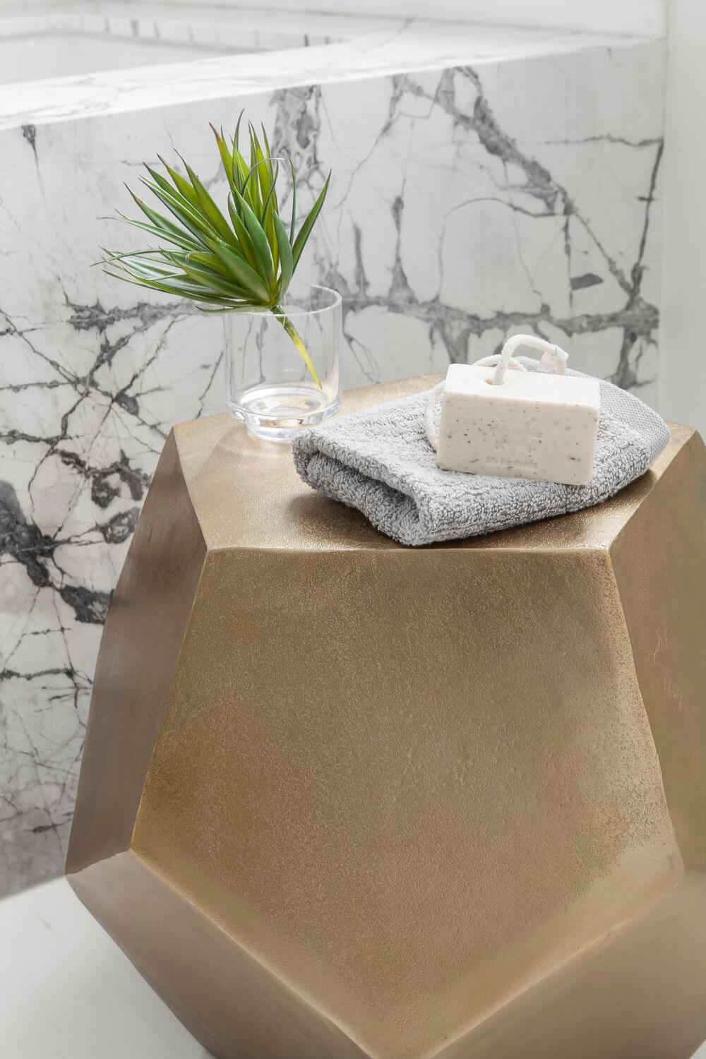 bagno in marmo e ottone