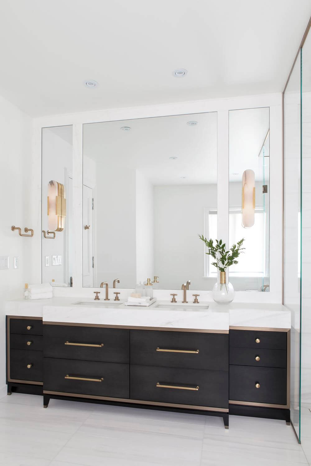 bagno in marmo e ottone