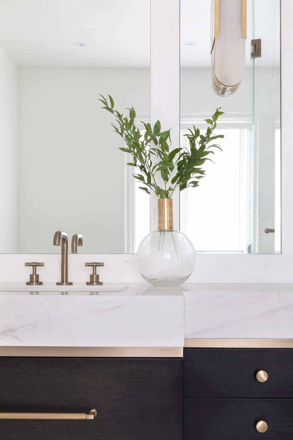 bagno in marmo e ottone