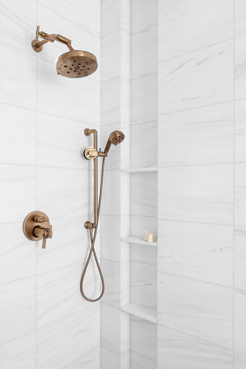 bagno in marmo e ottone