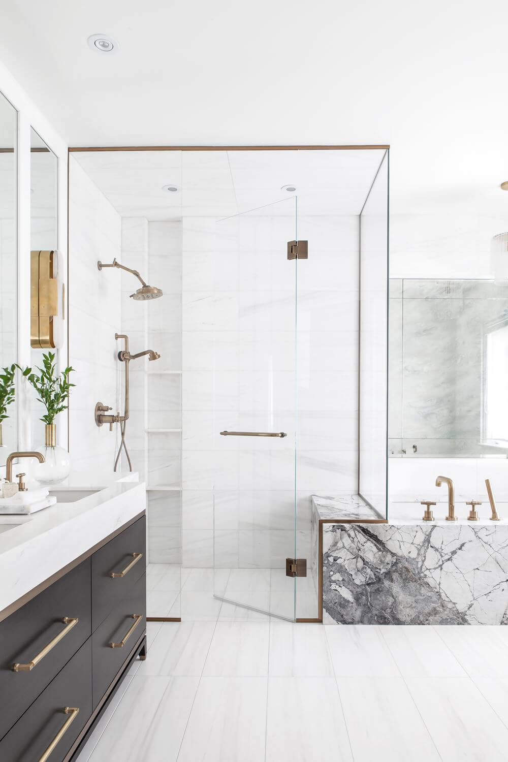 bagno in marmo e ottone