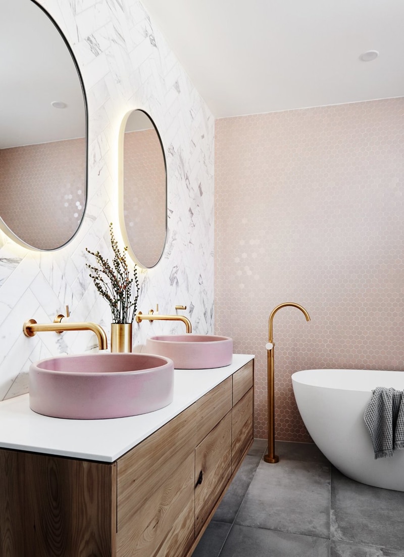 bagno con piastrelle rosa e lavabo rosa