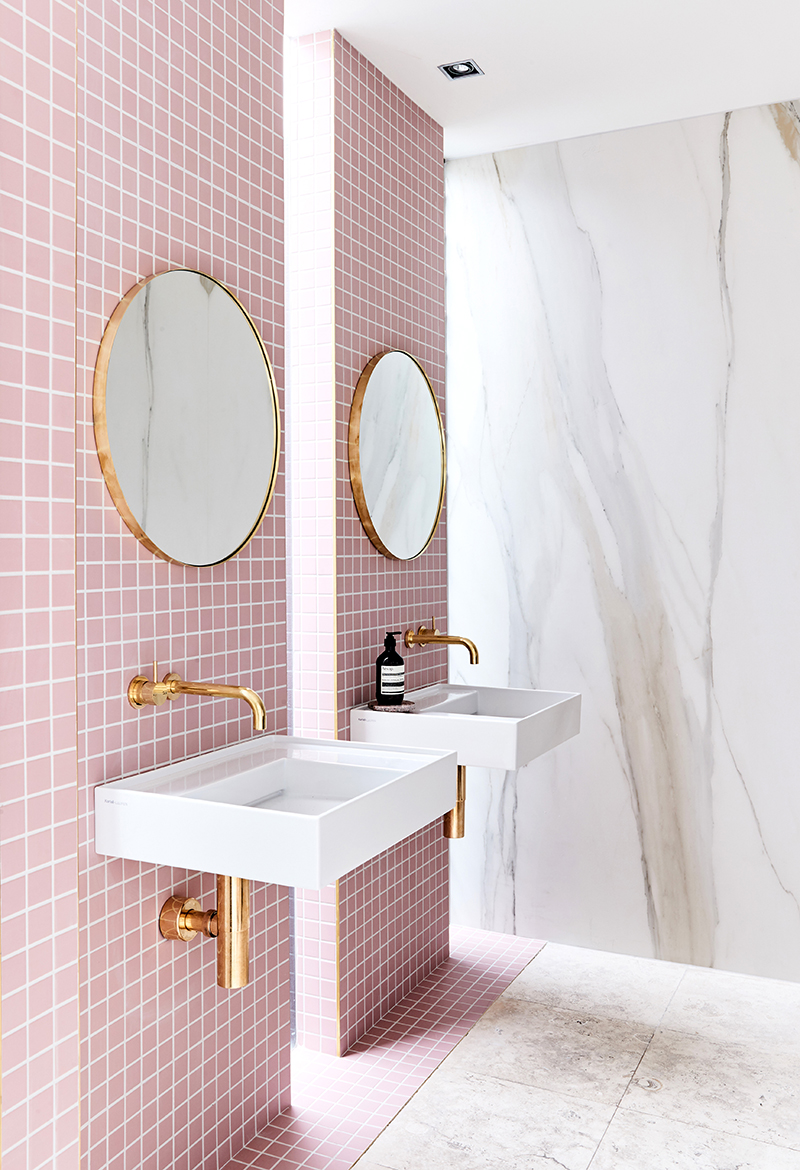 un bagno rosa e oro