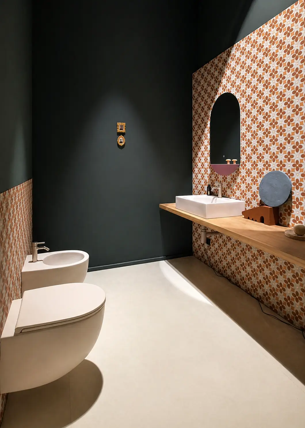 bagno moderno colorato con sanitari rosa