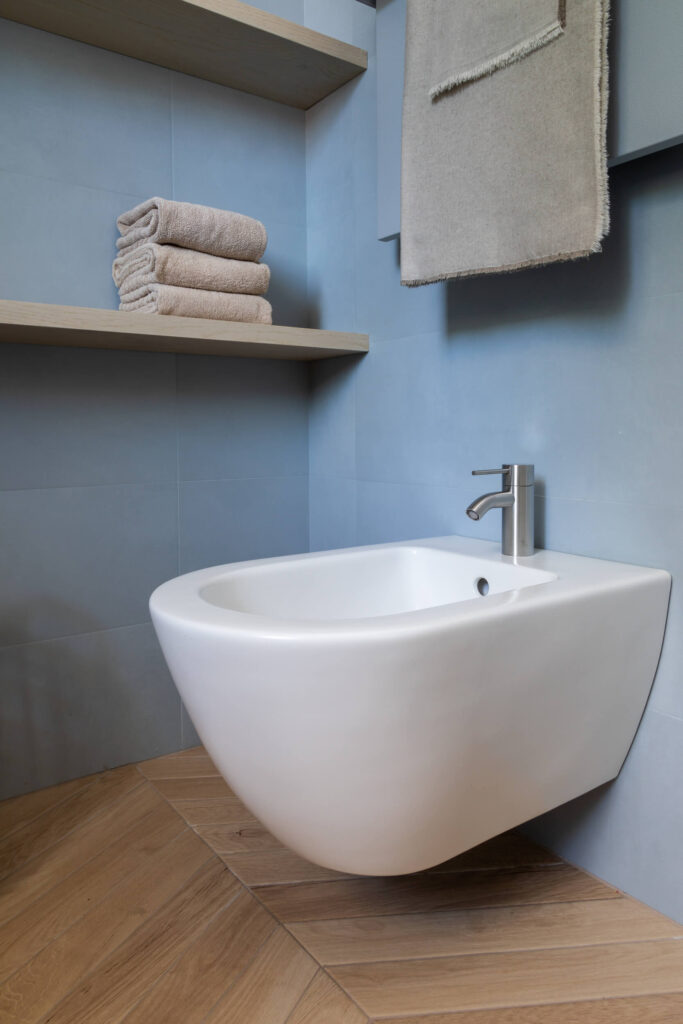 bidet sospeso in ceramica bianca opaca
